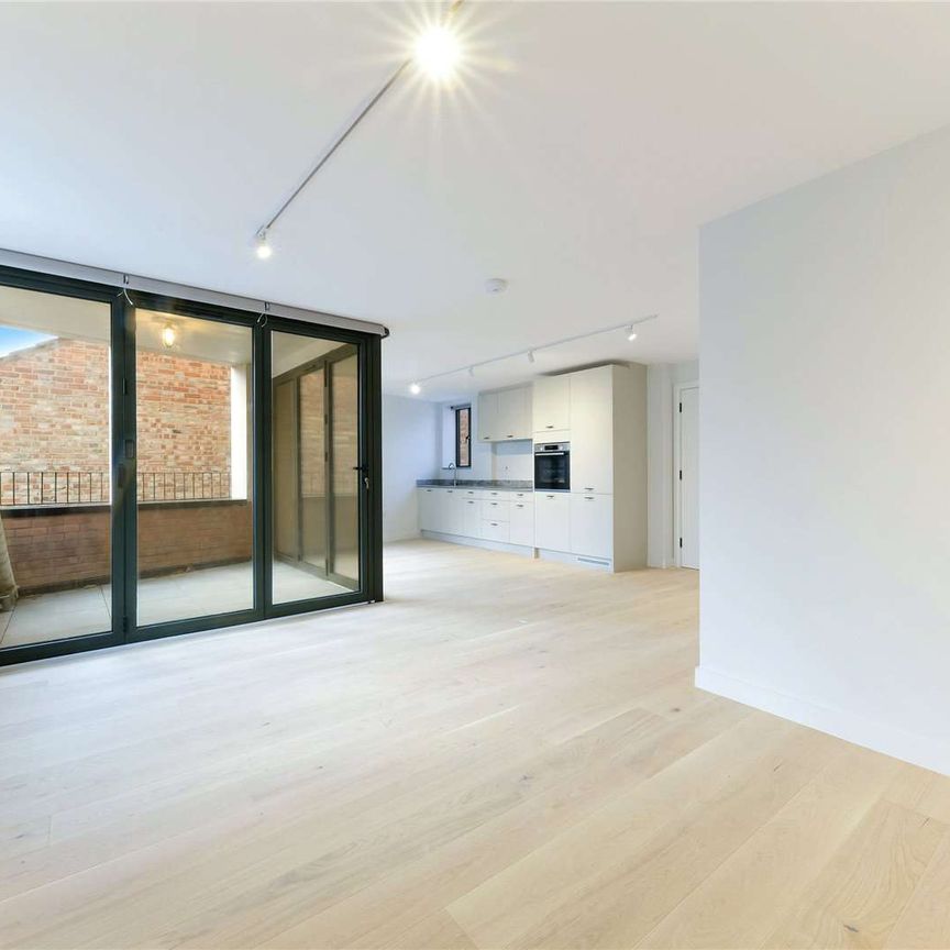 Bright and spacious 2 bedroom, 2 bathroom apartment to rent on the first floor. - Photo 1