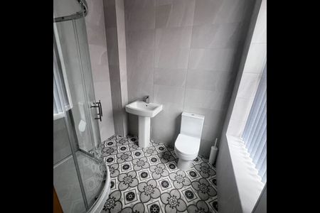 Room in a Shared House, Walmersley Road, BL9 - Photo 3