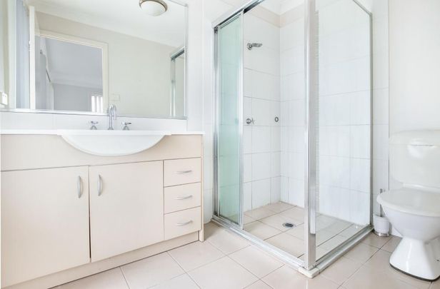 4 Bedroom Family Home in Sought-After Haywards Bay - Photo 1