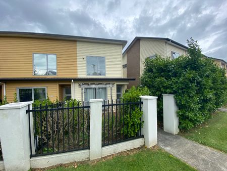3-Bedroom, 3-Bathroom Townhouse in the Heart of Papakura – $620/week - Photo 2