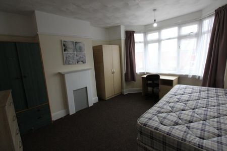 4 bedroom end of terrace house to rent - Photo 4