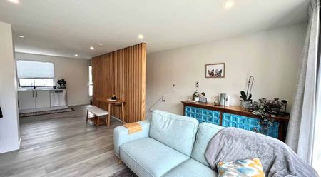 3 bedrooms, 3 floors in Henderson! - Photo 5