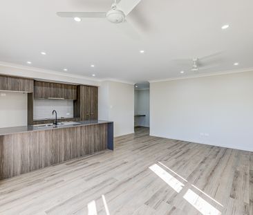 Large Modern Family Home! - Photo 5