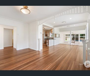 Spacious Family Home with Pool & Ducted Air Con - Photo 1