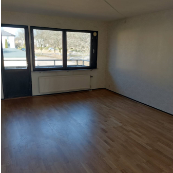 Lägenheten är ansluten till fibernät. Hyresgästen ansvarar själv för att teckna abonnemang för internet, telefoni och el. Telias TV-paket Lagom ingår i hyran. - Photo 1