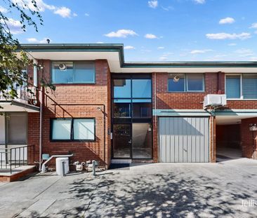 PERFECTLY POSITIONED TWO-BEDROOM APARTMENT - Photo 2