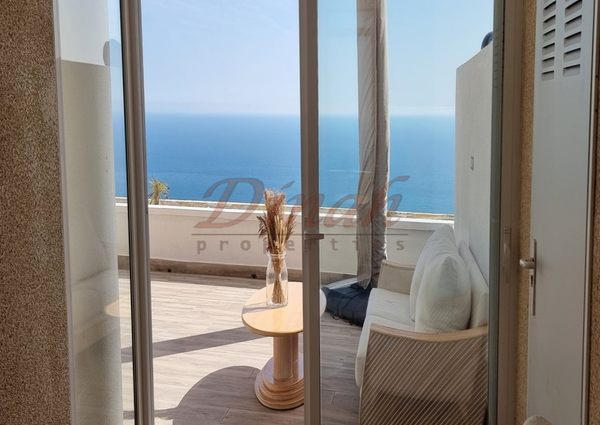 Exclusive flat with stunning terrace and spectacular sea views.