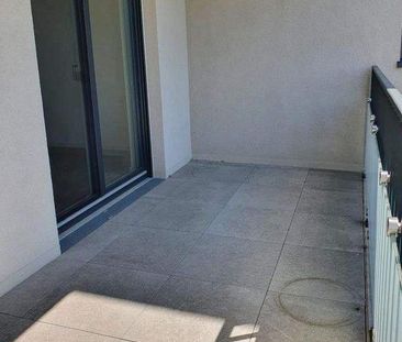 Ruhige und zentrale Wohnung mit großem Balkon und hübschem Bad! - Photo 1