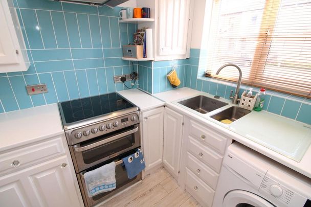 2 bedroom end of terrace house to rent - Photo 1