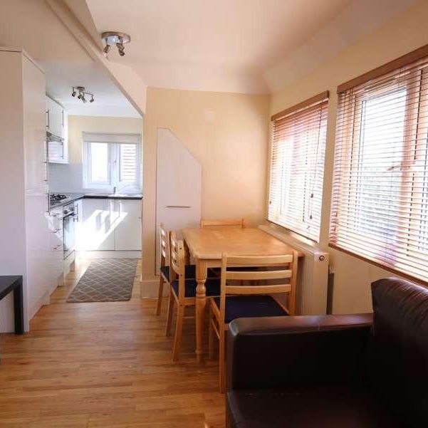 Flat, The Ridgeway, London, NW11 - Photo 1