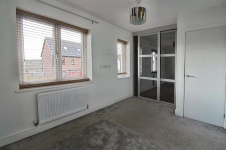3 bedroom semi-detached house to rent - Photo 3