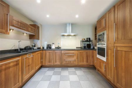 2 bedroom flat in 5 Crews Street - Photo 4