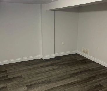 8 THORNCROFT CRESCENT - Photo 3