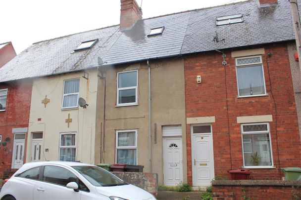 3 BEDROOM House - Terraced - Photo 1