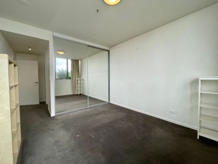 Spacious 2 bedroom apartment with City Views in Emerald Park - Photo 2