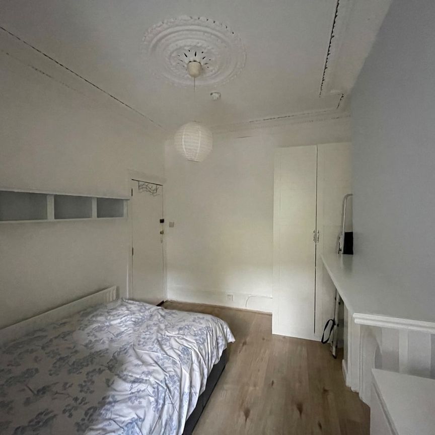 Room in a Shared House, Davisville Road, W12 - Photo 1