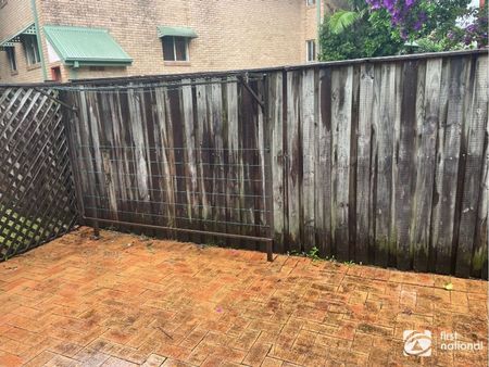Spacious townhouse, close to shops and transport - Photo 4