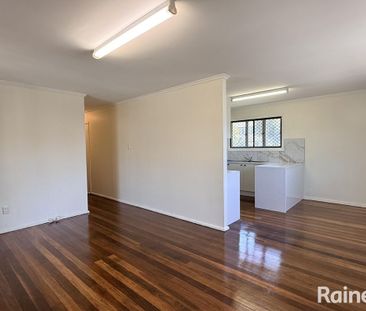 Fully Renovated, Walk to school & Shops - Ready to move in. - Photo 1