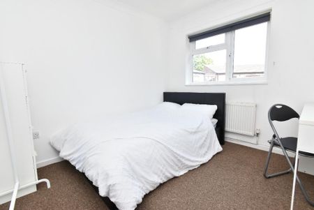 3 bedroom flat to rent - Photo 4