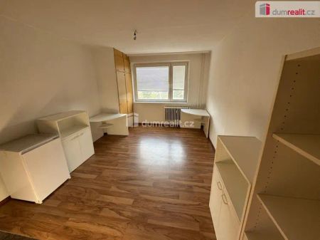 Udržovaná slunná garsonka s výhledem na Rolavu v Karlových Varech - Фото 2