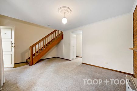 Charming & Cozy Townhouse Living in the Heart of Brompton - Photo 2