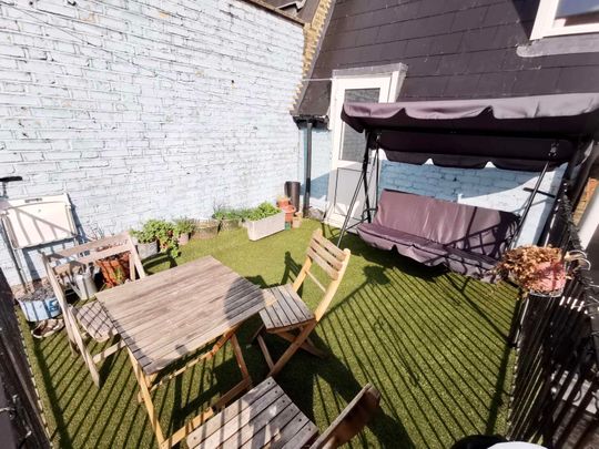 Professional Female Houseshare with Terrace Second Floor Back Room - Photo 1