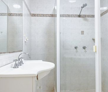 Newly renovated top floor apartment in prime location - Photo 4