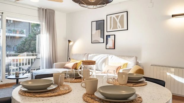Room in a shared 4-bedroom apartment for rent in Sant Cugat del Vallès, all bills included, no smoking or pets allowed - Photo 1