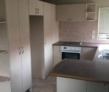 Fantastic 3-Bedroom Home in Mangere Bridge - Photo 2