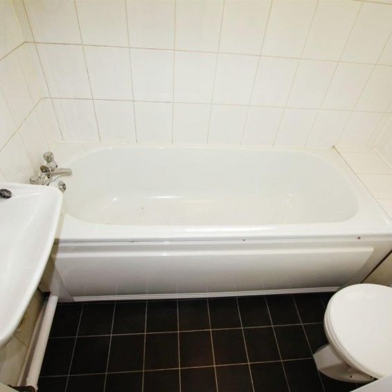 1 Bedroom Flat to Rent in Portland Road, Irthlingborough, Northants, NN9 - Photo 1