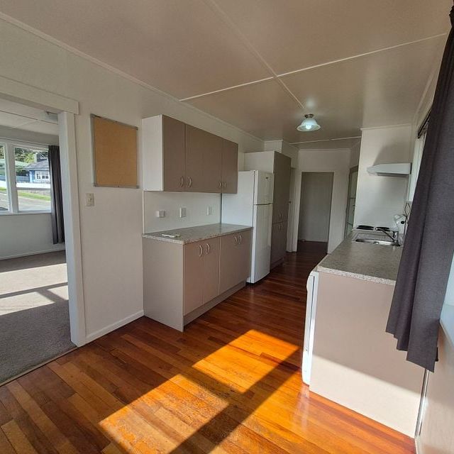 4 Bedroom,Bus route,walk to schools - Photo 1