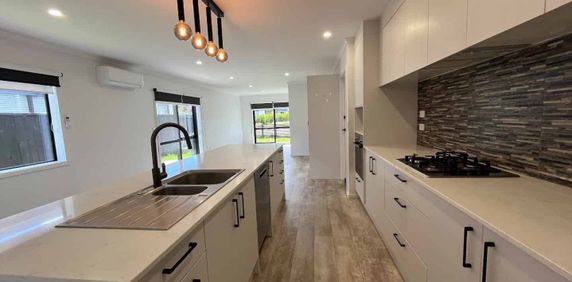 Practical 5 Bedroom Living - Photo 2