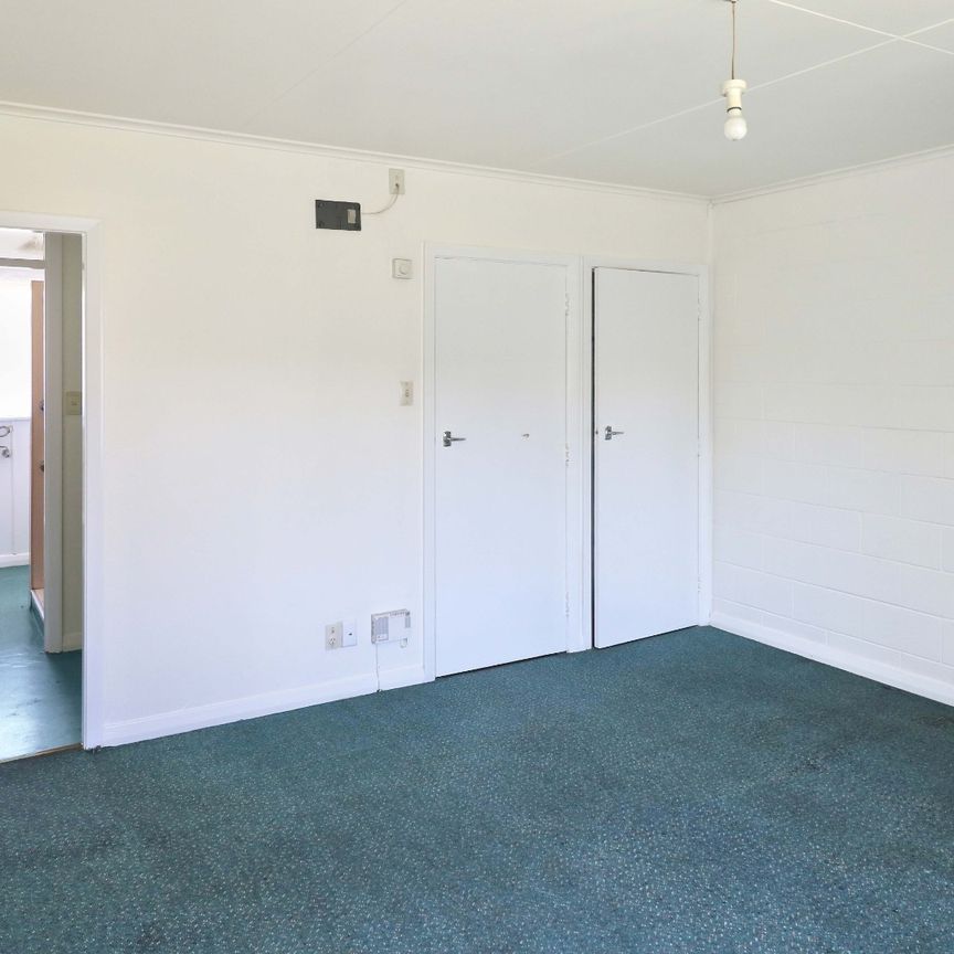 Sunny bedsit in a park - Photo 1