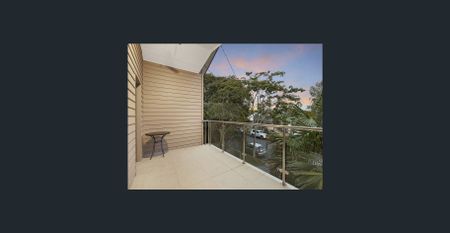 A home of generous proportions - A highly desirable location - Photo 5