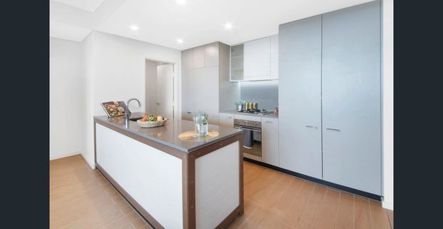 Modern style and sparkling water views - Photo 1