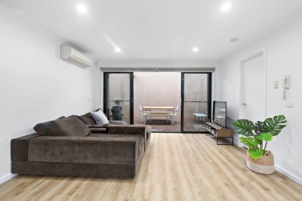 Stylish Two Bedroom Apartment with Large Outdoor Area in Prime Richmond Location - Photo 1