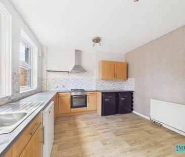 2 bedroom end of terrace house to rent - Photo 2