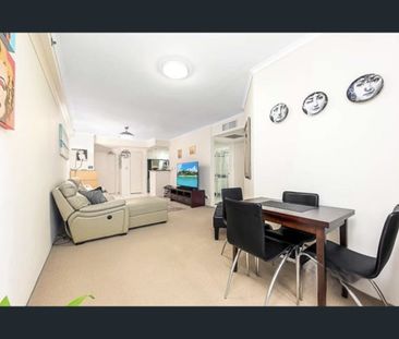 "MODERN 1 BED, 1 Bath, 1 Car - APARTMENT" - Photo 1