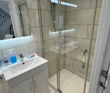 4 bedroom Flat To Let - Photo 6