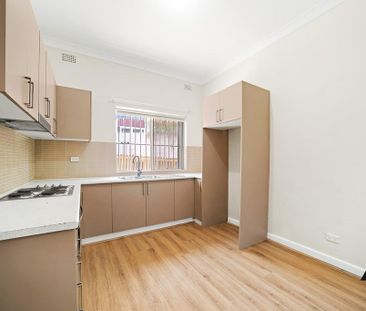 Beautifully Renovated Two Bedroom Apartment - Photo 3