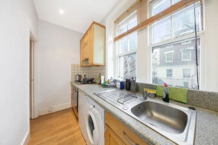 2 bedroom flat in London - Photo 3