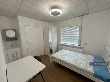 1 bedroom in a house share to rent - Photo 2