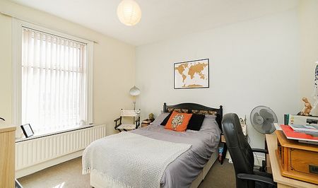 Cozy 3-Bedroom Home with Modern KitchenClose to City Centre & Hallam University - Photo 3
