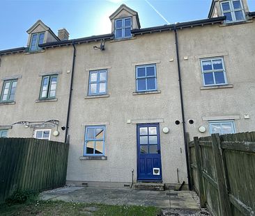 4 Bed House - Terraced - Photo 1