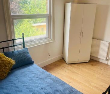 1 bedroom in a house share to rent - Photo 2