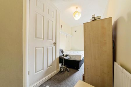 1 bedroom in a house share to rent - Photo 4