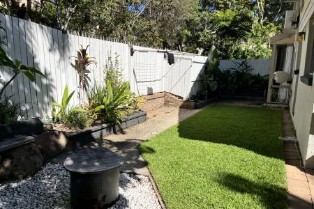 Spacious 3-Bed Townhouse in Prime Biggera Waters Location with Resort-Style Amenities - Photo 4