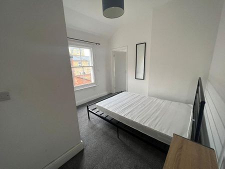 1 bedroom in a house share to rent - Photo 2