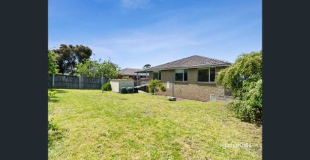 Spacious Family Retreat with water views - Photo 4