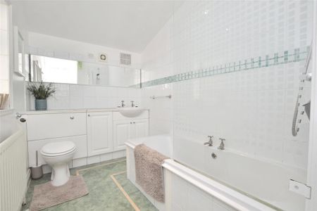 4 bedroom end of terrace house to rent - Photo 4